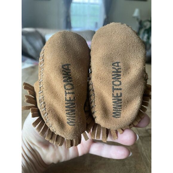 Minnetonka Baby Moccasins Size 0 Brown Suede Fringe Soft Sole Crib Shoes - Picture 4 of 6